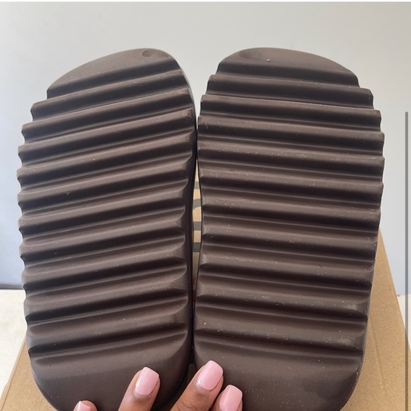 Yeezy slides in color “Soot” - Picture 3 of 3